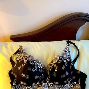 BEAUTIFUL B&W EMBROIDERED BRA!
